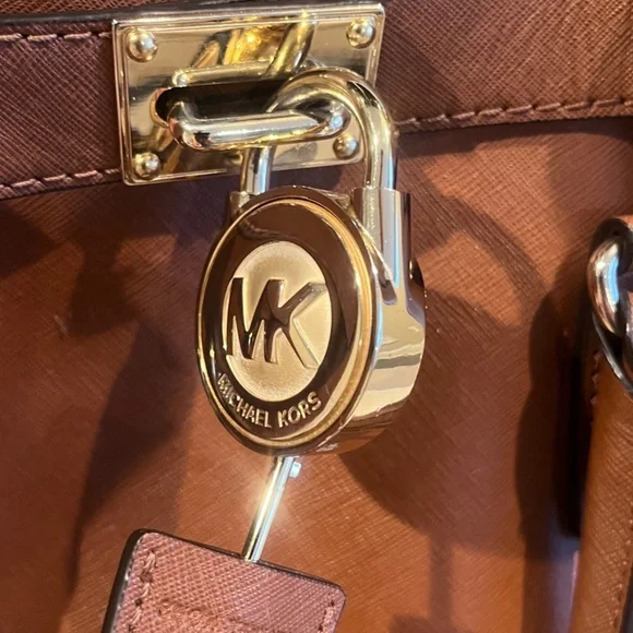 Michael Kors Large Hamilton Bag - Picture 7 of 16